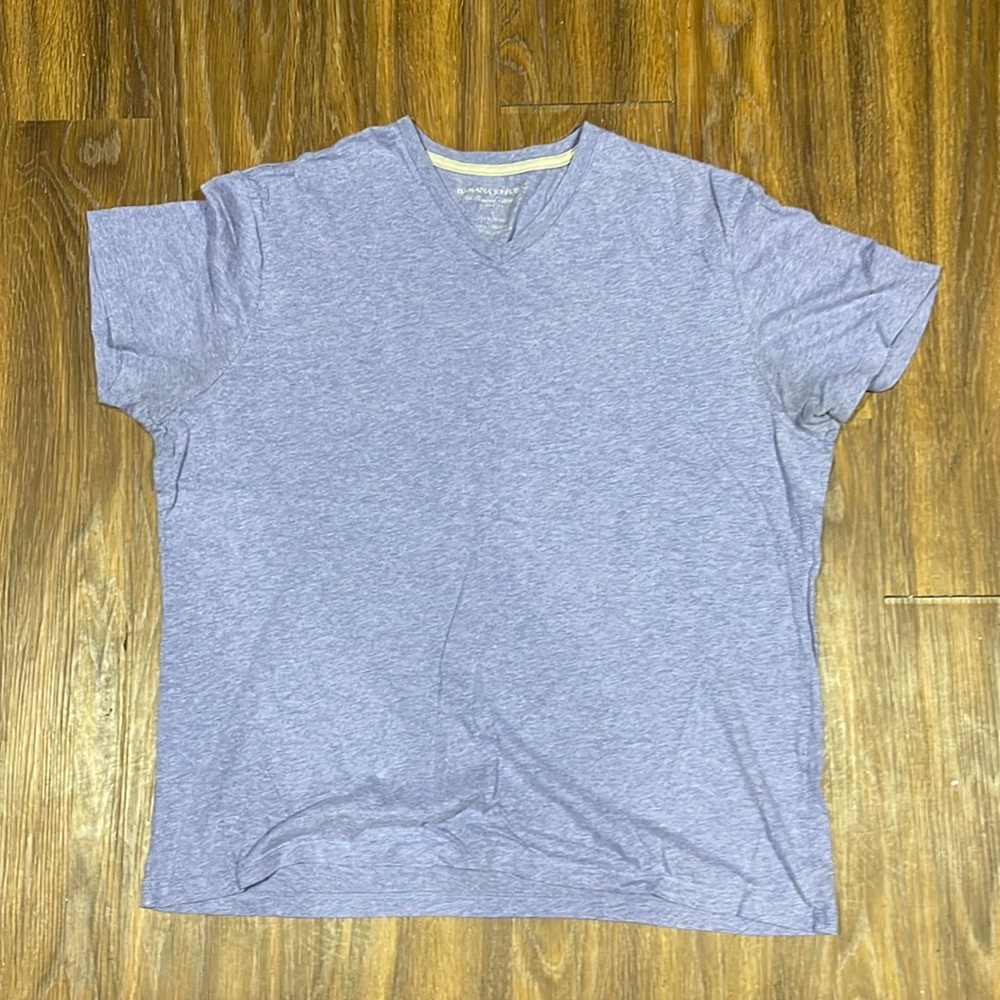 Super comfortable Banana Republic v neck t shirt